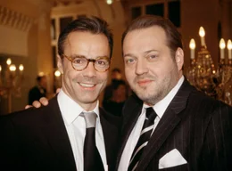 10.04) um 10:35 Uhr im Ersten. In Feierlaune: ie besten Freunde Maximilian (Jan-Gregor Kremp, re.) und Konrad (Hannes Jaenicke).