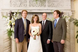 Der 40-j&auml;hrige Brennan (Will Ferrell, l.) ist der Liebling seiner Mama Nancy (Mary Steenburgen, 2.v.l.), w&auml;hrend der 39-j&auml;hrige Dale (John C. Reilly, r.) von seinem Vater Robert (Richard Jenkins, 2.v.r.) verh&auml;tschelt. Als die Single-Eltern der ungeratenen "Jungs" heiraten und zusammenziehen, bricht zwischen den beiden "Einzelkindern" ein harter Revierkampf aus ...
