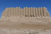 Die Ruine der Sassaniden-Burg von Merw, heute UNESCO-Weltkulturerbe, zeugt von der einstigen Bedeutung der Gebiete an der Seidenstra&szlig;e in Turkmenistan.