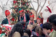 Nach Abschluss des Falls bringt sich das CSI-Team, Det. Don Flack (Eddie Cahill), Sheldon Hawkes (Hill Harper), Danny Messer (Carmine Giovinazzo), Lindsey Messer (Anna Belknap) in Weihnachtsstimmung. Nach Abschluss des Falls bringt sich das CSI-Team, Det. Don Flack (Eddie Cahill), Sheldon Hawkes (Hill Harper), Danny Messer (Carmine Giovinazzo), Lindsey Messer (Anna Belknap) in Weihnachtsstimmung.