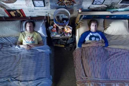 Der 39-j&auml;hrige Brennan Huff (Will Ferrell,r.) wohnt bei seiner Mutter Nancy und lebt von Gelegenheitsjobs. Dale Doback (John C. Reilly,l.) ist 40 Jahre alt, arbeitslos und wohnt bei seinem Vater Robert. Nancy Huff und Robert Doback heiraten und ziehen zusammen. In der Konsequenz ziehen Brennan Huff und Dale Doback ebenfalls zusammen.