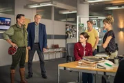 Luisa Sommer (Romina K&uuml;per, 3.v.r.) und Elmar Dannenberg (Max Tidof, l.) begegnen sich bei der SOKO, wo sie von Arthur Bauer (Gerd Silberbauer, 2. von l.), Dominik Morgenstern (Joscha Kiefer, 2.v.r.) und Resi Schwaiger (Mersiha Husagic, r.) befragt werden.