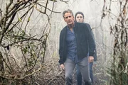 In den W&auml;ldern New Orleans suchen Pride (Scott Bakula, l.) und Gregorio (Vanessa Ferlito, r.) nach dem vermissten Noah - und finden ihn ...
