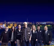 Das CSI-Team: V.l.: Dr. Albert Robbins (Robert David Hall), Sara Sidle (Jorja Fox), Nick Stokes (George Eads), D.B. Russell (Ted Danson), Catherine Willows (Marg Helgenberger), Greg Sanders (Eric Szmanda) und Captain Jim Brass (Paul Guilfoyle).