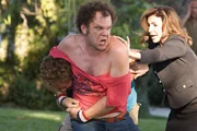 Dale Doback (John C. Reilly, M.) und Brennan Huff (Will Ferrell, l.) k&ouml;nnen sich nicht ausstehen. Es kommt oft zu Rangeleien zwischen den beiden M&auml;nnern - was Nancy Huff (Mary Steenburgen, r.) versucht zu verhindern.