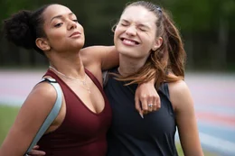 Lindy (Maddie Ziegler, r.) und Vivian (Djouliet Amara, l.) sind beste Freundinnen.