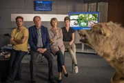 Dominik Morgenstern (Joscha Kiefer, l.), Arthur Bauer (Gerd Silberbauer, 2. v. l.), Kriminaldirektorin Kreiner (Ilona Gr&uuml;bel, 2. v. r.) und Resi Schwaiger (Mersiha Husagic, r.) betrachten den ausgestopften Wolf im B&uuml;ro.