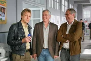 Mohr (Max M&uuml;ller, l.) ist gezwungen, unter seinen Kegelfreunden Daniel Burger (Arthur Klemt, M.) und Hubertus Kreindl (Wowo Habdank, r.) zu ermitteln, was nicht ohne Folgen bleibt.