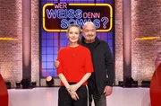 ARD WER WEISS DENN SOWAS? FOLGE 1385, "Stefanie Stappenbeck und Florian Martens". Moderator Kai Pflaume und seine Rateteam-Kapit&auml;ne Bernhard Ho&euml;cker und Wotan Wilke M&ouml;hring begr&uuml;&szlig;en in dieser Sendung die Schauspielerin Stefanie Stappenbeck (l.) und den Schauspieler Florian Martens (r.). Dieses Motiv kann auch im Hochformat angefordert werden. Weitere Motive auf Anfrage.