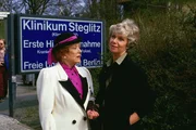 Hannelore Wichert (Maria Sebaldt, r.) und Oma Käthe (Edith Schollwer, l.) haben sich auf den Weg gemacht, um Freundin Gerda im Krankenhaus zu besuchen. Hannelore Wichert (Maria Sebaldt, r.) und Oma Käthe (Edith Schollwer, l.) haben sich auf den Weg gemacht, um Freundin Gerda im Krankenhaus zu besuchen.