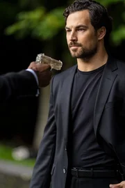 Cole Ellis (Giacomo Gianniotti)