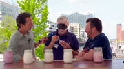 Jo Hiller (l.) beim Joghurt-Test mit Passanten: Oft steckt mehr Zucker und Aroma im Becher, als man vermutet.