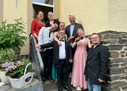 Die Gruppe (v.l.n.r., v.o.n.u. Nicole, Angela, Jonas, Giuliana, Ross, Patrick, Rosalie, Yannis) steht schick gekleidet vor der Location des Abschlussabends.