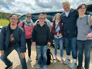 Die Gruppe (v.l.n.r Jonas, Giuliana; Patrick, Angela, Rosalie, Ross, Julius) steht beim Kennenlernen vor dem DTR-Bus.