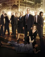 Das Team der Special Victims Unit: v.l.: Detective John Munch (Richard Belzer), Detective Odafin Tutuola (Ice-T), Dr. George Huang (B. D. Wong), ADA Casey Novak (Diane Neal), Detective Elliot Stabler (Christopher Meloni), Detective Olivia Benson (Mariska Hargitay), Captain Donald Cragen (Dann Florek) und Dr. Melinda Warner (Tamara Tunie)