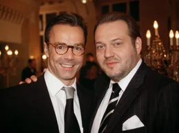 10.04) um 10:35 Uhr im Ersten. In Feierlaune: ie besten Freunde Maximilian (Jan-Gregor Kremp, re.) und Konrad (Hannes Jaenicke).