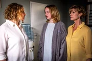 Kira (Nele Ahrend, M.) sagt Karin Berger (Anne Kasprik, r.) und Svenja Richnow (Victoria Fleer, l.), dass sie ihre Fehler wieder gutmachen und sich um ihre beiden Töchter kümmern möchte. Kira (Nele Ahrend, M.) sagt Karin Berger (Anne Kasprik, r.) und Svenja Richnow (Victoria Fleer, l.), dass sie ihre Fehler wieder gutmachen und sich um ihre beiden Töchter kümmern möchte.