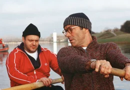 Reden und rudern: Auf dem Wasser erz&auml;hlen Maximilian (Jan-Gregor Kremp, li.) und Konrad (Hannes Jaenicke) sich ihre privaten Probleme.