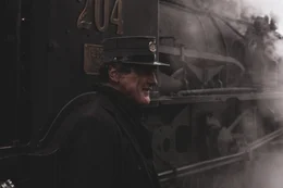 Der Lokf&uuml;hrer (Komparse) stellt fest, dass der Kessel einen Schaden hat.
