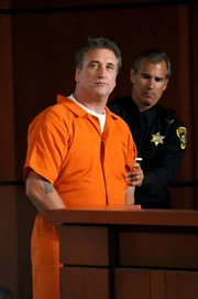 Moe Kitchener (Daniel Baldwin, l.) wird beschuldigt, die junge Kate in eine Kiste gesperrt zu haben.