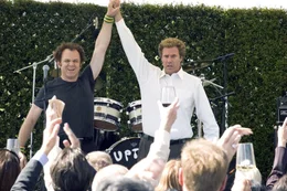 Durch die Hochzeit ihrer Eltern werden Dale Doback (John C. Reilly, l.) und Brennan Huff (Will Ferrell, r.) zu Stiefbr&uuml;dern. Die Begeisterung der beiden verw&ouml;hnten M&auml;nner h&auml;lt sich jedoch in Grenzen.