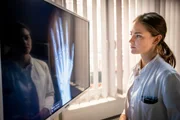 Dr. Eva Gr&uuml;nberg (Laura Berlin) kann der Pianistin Hannah Jacobi die gute Nachricht &uuml;bermitteln, dass sie sich durch die Verletzung ihrer Hand keine Br&uuml;che zugezogen hat.