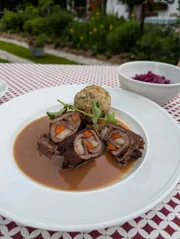 Hauptgericht im Forsthaus Adlga&szlig;: Hirschrouladen mit Brennnesselkn&ouml;del und Blaukraut.