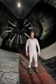 Moderator Tobias M&uuml;ller mit einem Testskidress von Swiss-Ski im Windkanal.