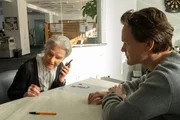 Nachdem eine wichtige Ohrenzeugin, die ein sehr enges Verh&auml;ltnis zu der ermordeten Krisentelefonmitarbeiterin hatte, ebenfalls get&ouml;tet wurde, erhofft sich Tom Kupfer (Ludwig Blochberger, r.) Antworten von Frau Heswald (Kerstin de Ahna, l.), einer Mitarbeiterin des Krisentelefons.