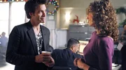 Det. Stella Bonasera (Melina Kanakaredes) unterh&auml;lt sich mit dem Verd&auml;chtigen Sam Baker (Pat Monahan). Ist er der M&ouml;rder?