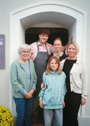 Kira Saskia Schinko mit Haubenkoch Josef Floh und Winzerin Silke Mayr mit Familie. Kira Saskia Schinko mit Haubenkoch Josef Floh und Winzerin Silke Mayr mit Familie.
