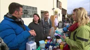 Andi Bierschock (li.) und alle Beteiligten hoffen, da&szlig; auf dem Flohmarkt viel Geld zusammenkommt..