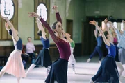 Aurores (Hortense De Gromard) Aufbegehren gegen die Lehrmethoden der Ballettmeisterin kann sie ihre Karriere in der Op&eacute;ra kosten. Doch sie will um jeden Preis ein Zeichen setzen. Nicht nur f&uuml;r sich, sondern f&uuml;r alle T&auml;nzerinnen und T&auml;nzer der Op&eacute;ra.