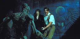 Treffen in der verschollenen Stadt Hamunaptra auf  Mumien, die einfach nicht ruhig im Sakopharg liegen bleiben wollen: Rick (Brendan Fraser, r.) und Evelyn (Rachel Weisz, l.) ...
