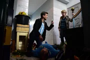 Harald (Marcus Mittermeier, l.) ist es unm&ouml;glich, aus der Zeugin Birgel (Barbara de Koy, r.) auch nur ein vern&uuml;nftiges Wort herauszubekommen. Kennen tut sie den Toten schon, aber die Giesinger sind skeptisch gegen&uuml;ber der Polizei.