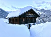 Lesachtal im Winter, in Maria Luggau, begraben unter einer meterhohen Schneedecke und abgeschnitten von der Aussenwelt.