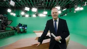 Christian Sievers in der "gr&uuml;nen H&ouml;lle": das Nachrichtenstudio des "heute journals" wird erst f&uuml;r die Fernsehzuschauenden real.