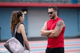 Lindy (Maddie Ziegler) ist als L&auml;uferin Teil des Athletikteams, das von Coach Mike (Dennis Andres) trainiert wird.