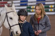 Georgie (Alisha Newton, l.); Amy (Amber Marshall, r.)