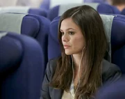Nach einer harten Zeit in Bluebell, beschließt Zoe (Rachel Bilson), dass eine Auszeit in New York City genau das richtige für sie wäre um wieder einen klaren Kopf zu bekommen. Doch ein medizinischer Notfall an Bord ihres Flugzeugs zwingt sie, ihre Reise mit einem unerwarteten Gefährten zu machen ... Nach einer harten Zeit in Bluebell, beschließt Zoe (Rachel Bilson), dass eine Auszeit in New York City genau das richtige für sie wäre um wieder einen klaren Kopf zu bekommen. Doch ein medizinischer Notfall an Bord ihres Flugzeugs zwingt sie, ihre Reise mit einem unerwarteten Gefährten zu machen ...