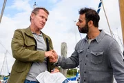 Ein Handschlag besiegelt zus&auml;tzlich den Kauf: Overbeck (Roland Jankowsky, l.) ist nun stolzer Besitzer von Yunus' (Yunus Cumartpay, r.) Boot. Damit will er vor allem Apothekerin Insa Scherzinger beeindrucken.