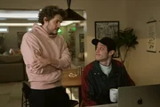 Evan (Philip Ettinger, l.) und Pete (Pete Davidso, r.) diskutieren, wie Petes Karriere weitergeht.