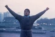 Rocky Balboa (Sylvester Stallone) geht noch vor Sonnenaufgang joggen, um sich bestm&ouml;glich auf den Kampf seines Lebens vorzubereiten.