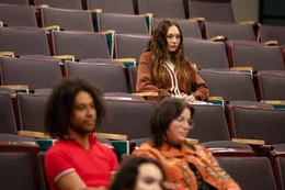 So richtig wohl f&uuml;hlt sich Lindy (Maddie Ziegler) bei einer LGBQ-Infoveranstaltung nicht. (Komparsen im Bild)