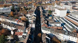 Die Keupstra&szlig;e in K&ouml;ln-M&uuml;lheim - f&uuml;r viele ist sie vor allem durch den Nagelbombenanschlag des NSU bekannt. Doch wer glaubt, diese Stra&szlig;e sei nur eine Wunde, der irrt. Sie ist lebendig, bunt und voller Geschichten, die von Neuanfang, Mut und Gemeinschaft erz&auml;hlen.