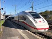 ARD TIER&Auml;RZTIN DR. MERTENS IV. Staffel mit 13 neuen Folgen, Folge 48, "Was zusammen geh&ouml;rt". Susanne (Elisabeth Lanz, r.) wird klar, dass der attraktive Christoph (Sven Martinek, M.) sehr wohl Verehrerinnen hat und die weibliche Konkurrenz (Dana Golombek, l.) die angespannte Situation des Paares ausnutzt.