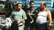 Stefan Kehler (Wolfgang Bathke, li.) und sein Kollege Mike Eschenbach (Matthias Bullach, Mi.) suchen einen Schrotth&auml;ndler (Wolfgang Finck) auf. Von ihm erhoffen sie sich Hinweise...