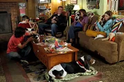 Eigentlich wollte sich Brick (Atticus Shaffer, 2.v.l.) nur um einen Hund k&uuml;mmern, doch dann kommen f&uuml;r Axl (Charlie McDermott, l.), Mike (Neil Flynn, 3.v.l.), Frankie (Patricia Heaton, 2.v.r.) und Sue (Eden Sher, r.) noch ein paar super-s&uuml;&szlig;e Welpen dazu ...