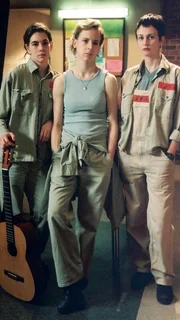 (v.li.) Sehr kritisch beobachten Stefanie (Isabelle Stoffel), Fisch (Aline Staskowiak) und Andrea (Jana Becker) Jeanettes Auftritt.