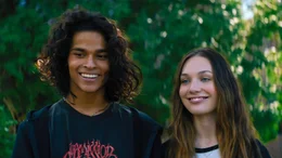 Lindy (Maddie Ziegler) und Adam (D'Pharaoh Woon-A-Tai) treffen sich immer h&auml;ufiger und sind sehr gl&uuml;cklich miteinander.